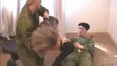 [Зорлау] Әйел снайперді топ болып зорлады