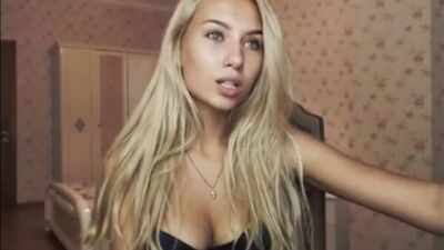 Una impresionante adolescente en webcam luce su cuerpo [cam porno webcam вебка порно privado grabación en línea]