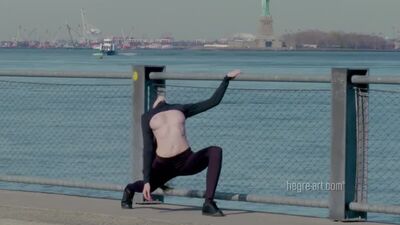 Emily Bloom NYC Nude City Guide [hegre] [Little Darlings] (FKK, Outdoor, Öffentlich, Große Brüste) 1080p