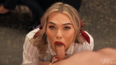 Emma Rose, une écolière, se frotte contre un transsexuel... Éjaculation