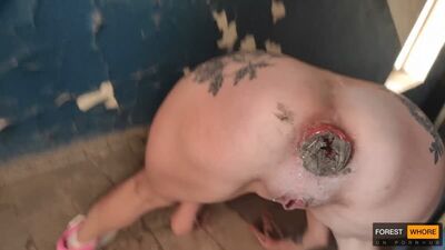 Wpycha BŁOTO w DUPĘ i POŻERA śmieci – Forest Whore – Hardcore’owa, ryzykowna zabawa w miejscu publicznym i ekstremalne, obrzydliwe upokorzenie, amatorskie, Ukraina, sikanie