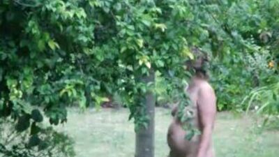 Сусідка з дачі випадково опинилася голою