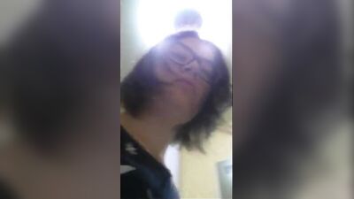 Con gli occhiali, una giovane mamma occhialuta mostra le tette, foto intime, selfie, porno privato, amatoriale
