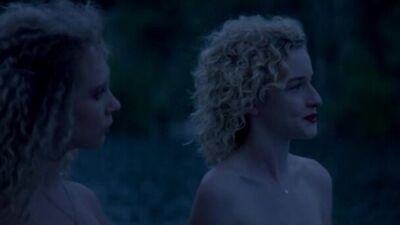 Juno Temple, Julia Garner nues - One Percent More Humid (États-Unis, 2017)