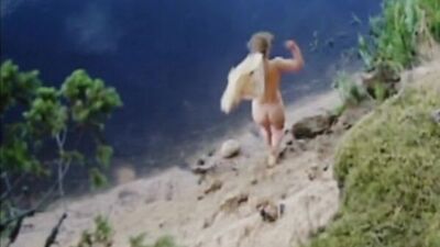 Polina Strelnikova (Syrkina) desnuda en la película «El cadete» (2009, Vitali Dudin)