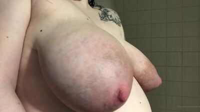 CumNrise – 15.03.2020 – Geschwollene, geäderte Brüste, die nach dem Duschen gerne von selbst auslaufen