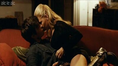 Scène d'inceste : une petite sœur séduit son demi-frère | Miriam Giovanelli dans le film *Gli sfiorati* (2011)
