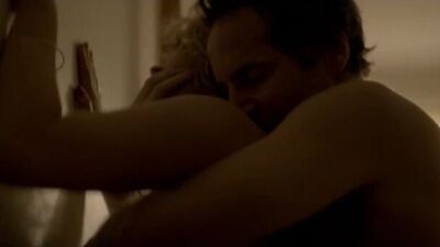 Juno Temple, Julia Garner nues - One Percent More Humid (2017)