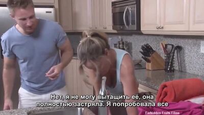 J'ai baisé ma mère - Inceste entre un fils et sa mère, orgasme, sous-titres en russe avec traduction, mère, porno avec sous-titres en russe, pornoson