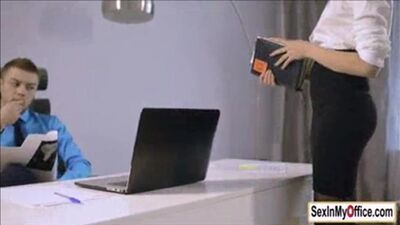 Seksowna sekretarka oddała się szefowi