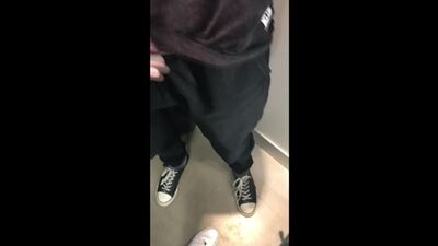Una compañera de clase se traga el semen después del colegio en un centro comercial: una mamada amateur en público