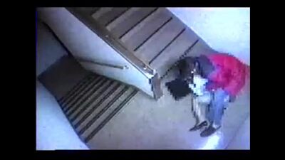 Violação na escola filmada por uma câmara de videovigilância (violação real)