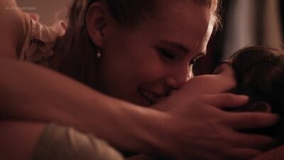 Alexandra Turshen, Michelle Hendley nuas - Boy Meets Girl (2014) HD 1080p Ver online