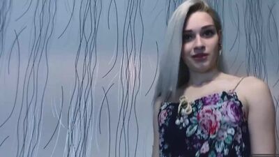 Un frère ivre a violé sa sœur en lui enfonçant son sexe dans son petit cul bien ferme (porno russe maison hard)
