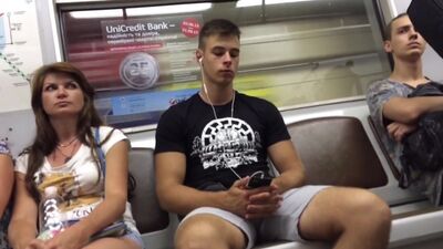 Der Typ in der U-Bahn hat eine Erektion
