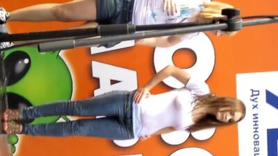 A gatinha sensual Masha, uma miúda pornô que transa com outras miúdas por dinheiro, seduziu as coxas das mulheres russas; gang de morenas, fotos de jovens a foder na sauna