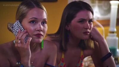 Grace Victoria Cox, Roxane Mesquida, Kelli Berglund nago – „Now Apocalypse” S01E01 (2019) Full HD 1080 – Oglądaj online