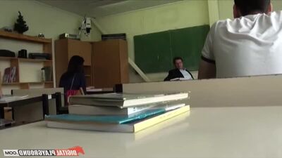 Sexo com uma colega de turma durante a aula – porno