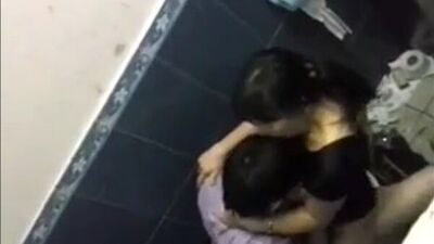 Uma miúda cazaque fode na casa de banho com um conhecido - vídeo amador de sexo caseiro, festa em casa, bêbada, embriagada, jovem, adolescente