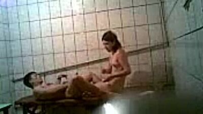 Um jovem casal cazaque na sauna