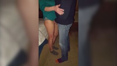 Une vraie femme cocufiée avec un ami dans le lit conjugal