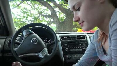 Le hizo una paja a un tío en el coche