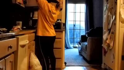Un mari sans vergogne montre les fesses de sa femme devant la caméra / 3KAAF@