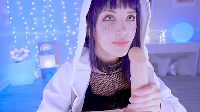 La sensuale Hinata, in calze a rete, stuzzica il suo culetto e si accarezza la figa