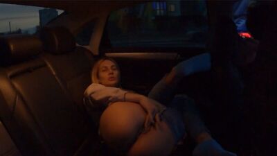 Está a brincar com a minha rata no banco de trás do carro