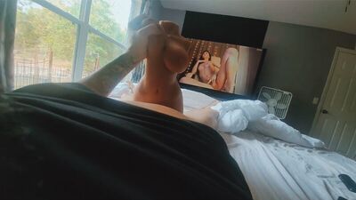 Ein laut stöhnender Typ mit einer Sexpuppe
