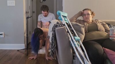 Girare per casa con un amico finché mia moglie non può uscire a fare una passeggiata
