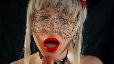 Una bionda passionale dalle labbra rosse fa un pompino e una sega da urlo