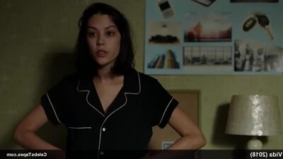 Melissa Barrera nue et dans une scène de sexe lesbien dans *Vida* (2018)