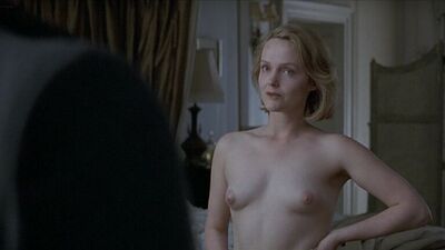 Juliette Binoche desnuda de cintura para arriba y en una escena de sexo, y Miranda Richardson desnuda de cintura para arriba con solo unas braguitas - *Damage* (1992) en HD 1080p