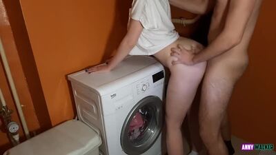Anny Walker - Apanhou o irmão a masturbar-se na casa de banho e fez-lhe um broche