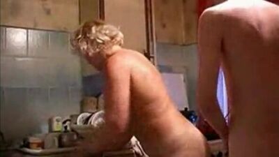 A mãe na cozinha. Russo, caseiro, sexo, pornografia, vídeo, mãe, filho, maduras, privado, broche, sexo anal