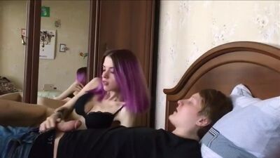 Pendant que les parents sont absents, le garçon et sa copine ont décidé de faire l'amour
