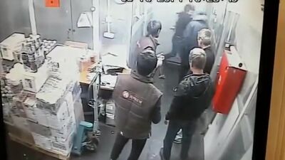 Боксшы олардың үшеуімен шайқасты