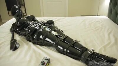 Ragazza legata in lattice con un vibratore, orgasmo forzato, BDSM