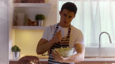 Le terrificanti avventure di Sabrina - Gavin Leatherwood mentre irrorava un tacchino [HD] - Netflix