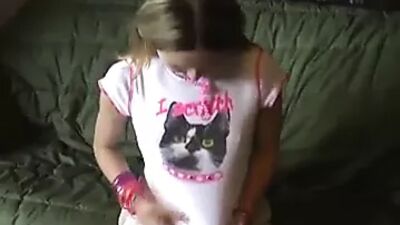 La diminuta Kitty con una bonita faldita rosa
