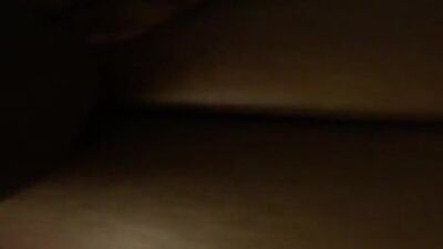 Um pequeno vídeo de um rabo negro apetitoso