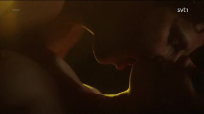 Hedda Stiernstedt desnuda - Vår Tid Är Nu - T1E1 (Suecia, 2017) 720p HDTV