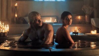 Geralt et Yennefer prennent un bain. The Witcher, saison 1, épisode 5