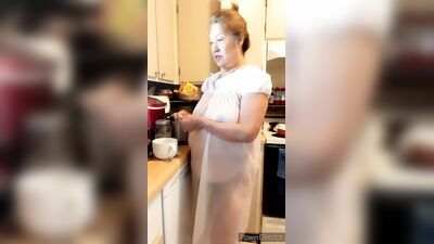 Mulher madura com uma camisola de dormir transparente, seios naturais