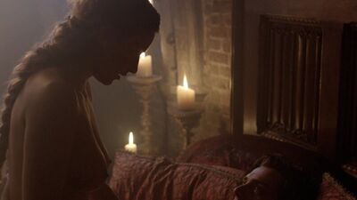 Faye Marsay, Freya Mavor nuas - «The White Queen - 1.ª Temporada: O Melhor, Versão Integral (2013)»