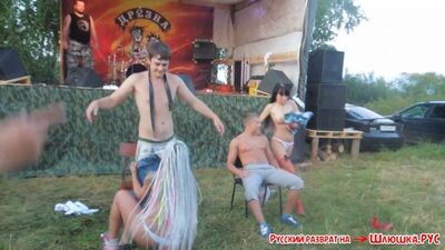 As babás russas serviram os rapazes mesmo ao lado do palco de rock! (pornografia de arrasar, vídeo de sexo escandaloso, vídeos pornográficos com estrelas, por baixo da saia)