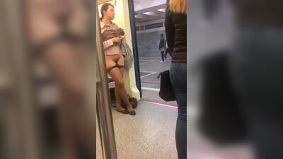 Une femme nue dans le métro de Moscou.mp4