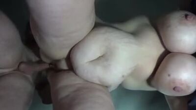 Seks z grubą mamuśką – ujęcie z dołu (porno, dojrzałe, grube, domowe, amatorskie, BBW, grube, dojrzałe, domowe)