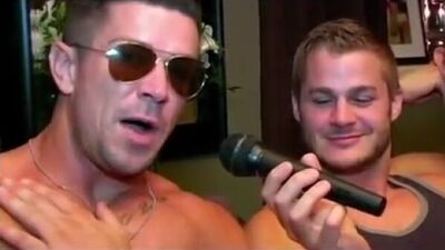 AUSTIN ARMACOST ENTREVISTA A LAS ESTRELLAS DEL CINE PARA ADULTOS TRENTON DUCATI Y TATE RYDER EN EL FLEX COMPLEX